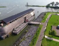 Копија на гигантска Ноева Арка е заглавена во Велика Британија
