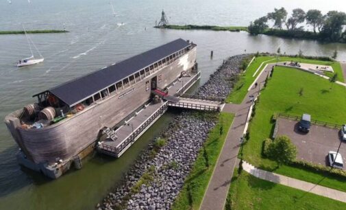 Копија на гигантска Ноева Арка е заглавена во Велика Британија